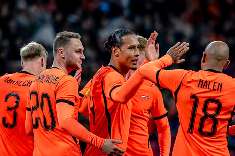 Het Nederlands elftal viert een doelpunt