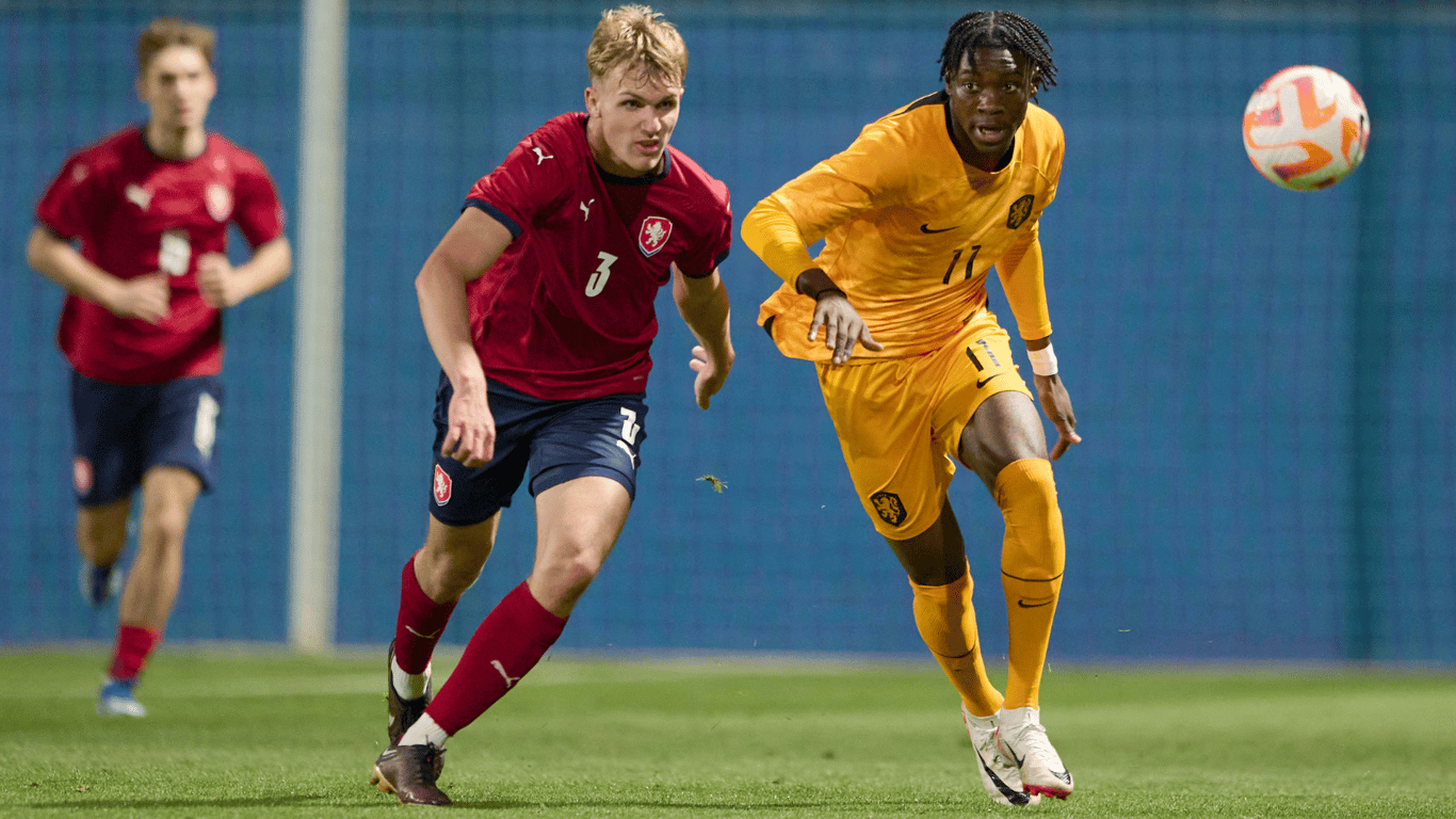 Don-Angelo Konadu (rechts) in actie bij Oranje Onder-19