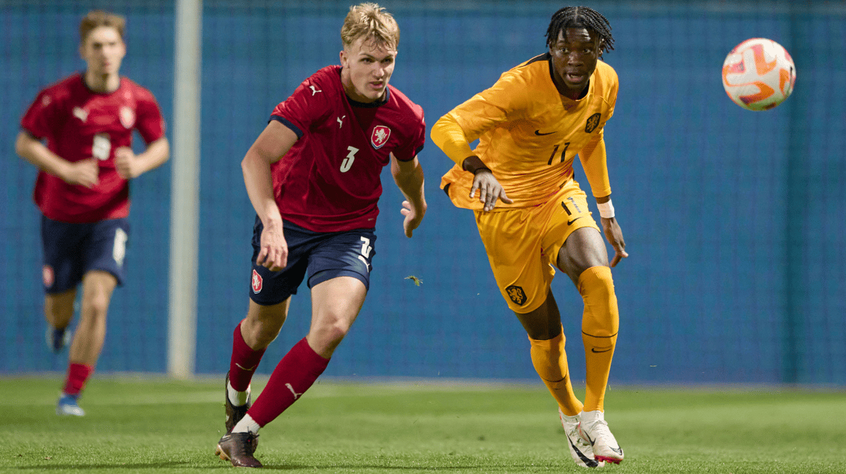 Don-Angelo Konadu (rechts) in actie bij Oranje Onder-19