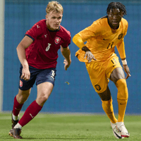 Don-Angelo Konadu (rechts) in actie bij Oranje Onder-19