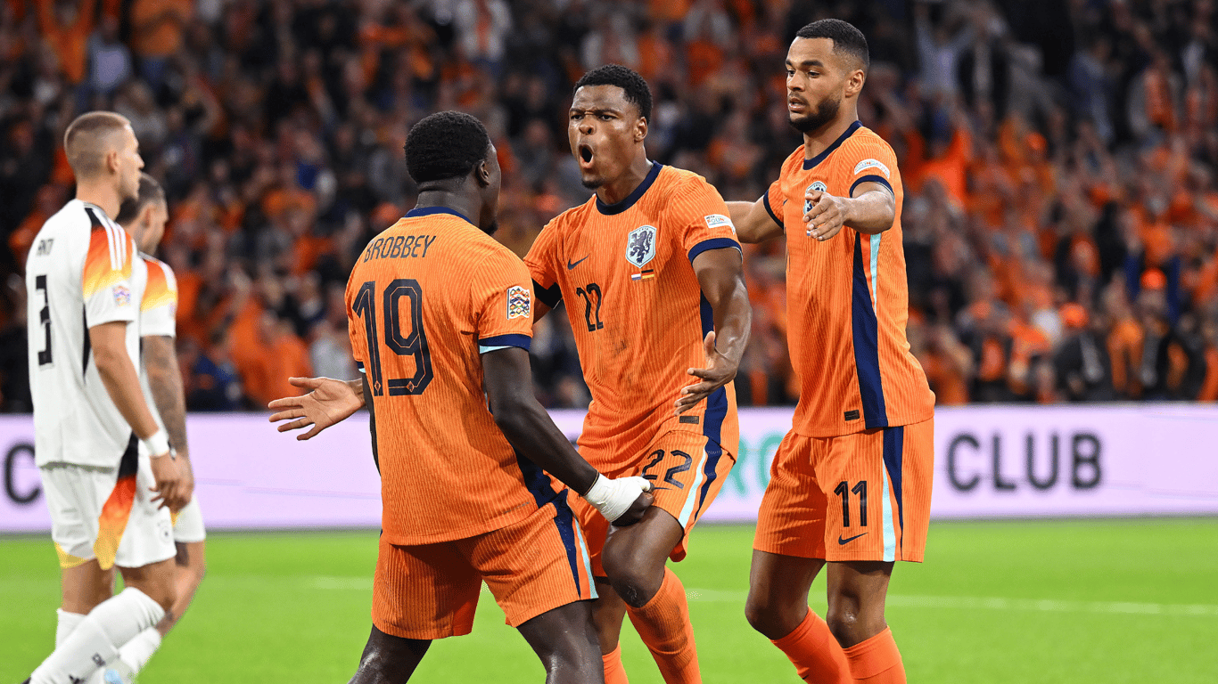 Het Nederlands elftal viert de 2-2 tegen Duitsland in de Nations League