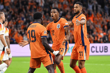 Het Nederlands elftal viert de 2-2 tegen Duitsland in de Nations League