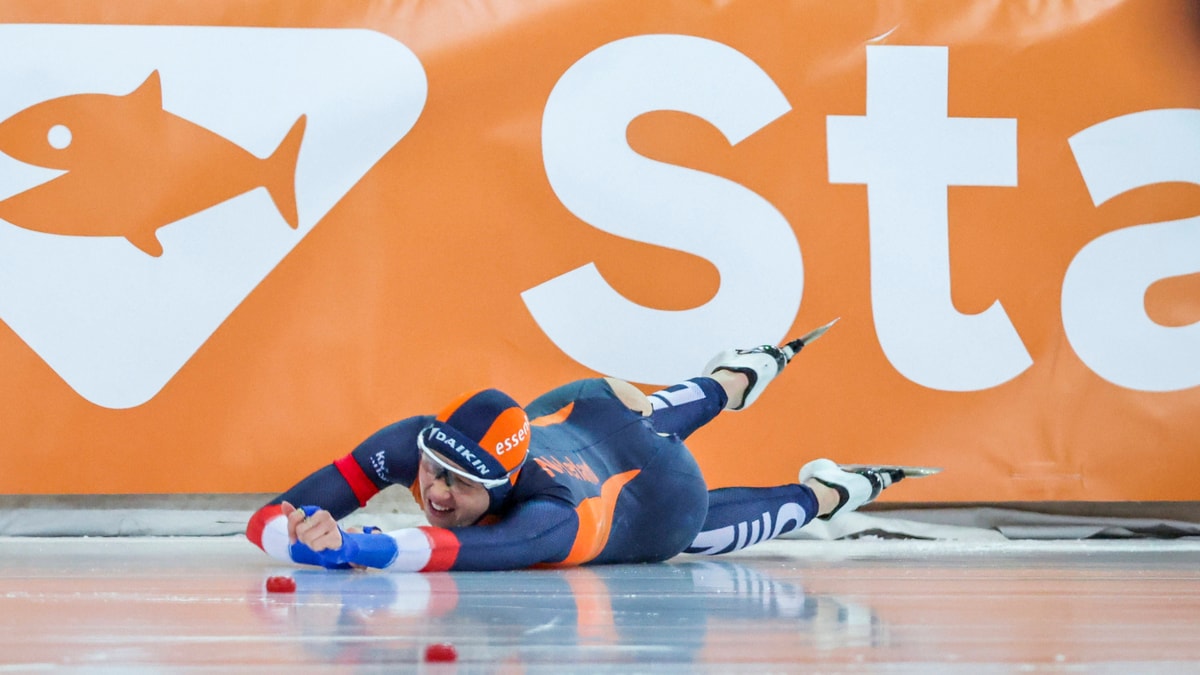 Suzanne Schulting valt tijdens een schaatswedstrijd