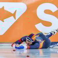 Suzanne Schulting valt tijdens de 500 meter