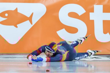 Suzanne Schulting valt tijdens de 500 meter