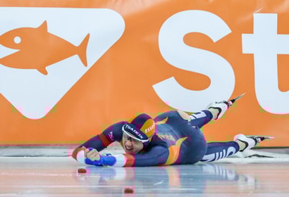 Suzanne Schulting valt tijdens de 500 meter