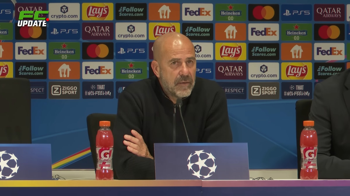 Peter Bosz tijdens de persconferentie van PSV