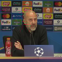 Peter Bosz tijdens de persconferentie van PSV