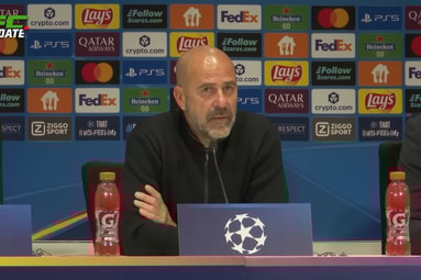Peter Bosz tijdens de persconferentie van PSV