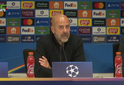 Peter Bosz tijdens de persconferentie van PSV