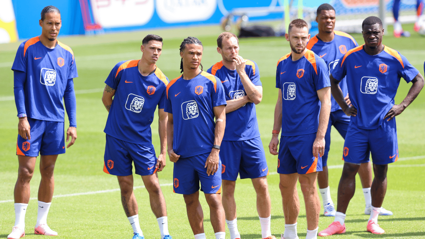 De spelers van het Nederlands elftal op de training in Wolfsburg