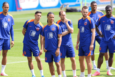De spelers van het Nederlands elftal op de training in Wolfsburg