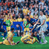 Cody Gakpo en Donyell Malen juichen na een doelpunt van Nederland tegen Roemenië