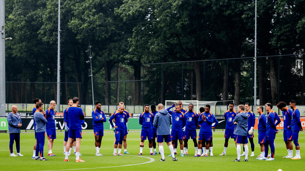 Het Nederlands elftal op het trainingsveld in Zeist.