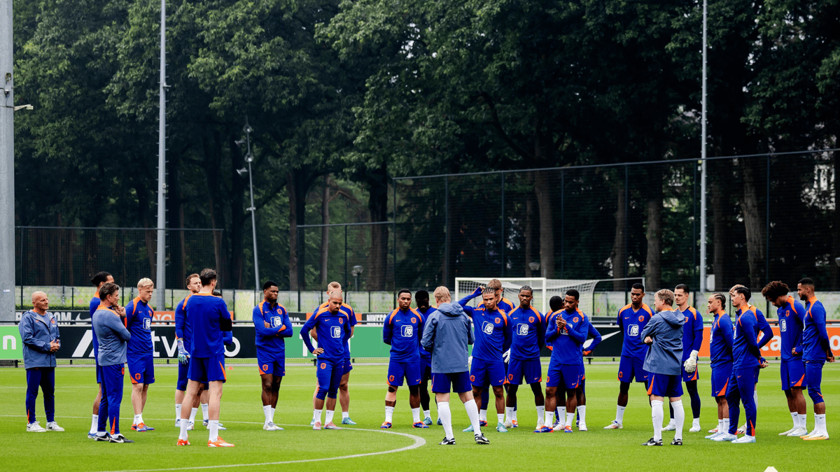 Het Nederlands elftal op het trainingsveld in Zeist.