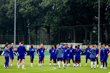 Het Nederlands elftal op het trainingsveld in Zeist.