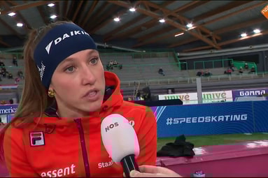 Suzanne Schulting voor de camera van de NOS