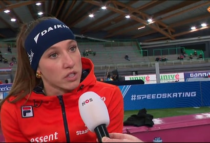 Suzanne Schulting voor de camera van de NOS