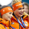 Femke Kok (links) en Jutta Leerdam grijpen medaille