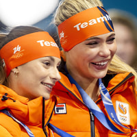Femke Kok (links) en Jutta Leerdam grijpen medaille