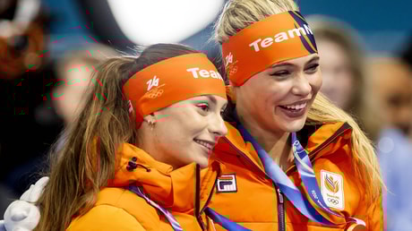 Femke Kok (links) en Jutta Leerdam grijpen medaille