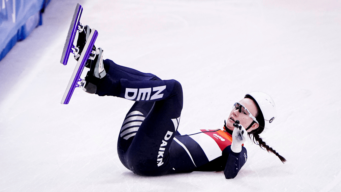 Selma Poutsma gaat onderuit tijdens het EK Shorttrack