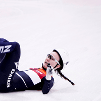 Selma Poutsma gaat onderuit tijdens het EK Shorttrack