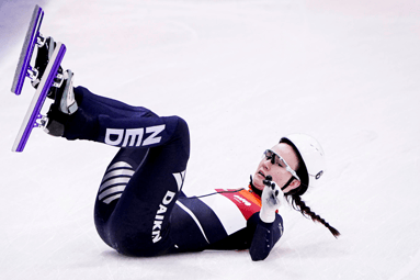 Selma Poutsma gaat onderuit tijdens het EK Shorttrack