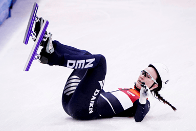 Selma Poutsma gaat onderuit tijdens het EK Shorttrack