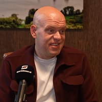 Michael van Gerwen tijdens een persconferentie