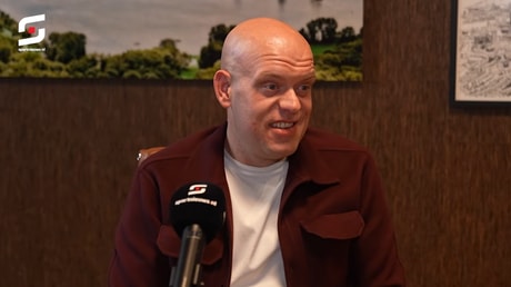 Michael van Gerwen tijdens een persconferentie