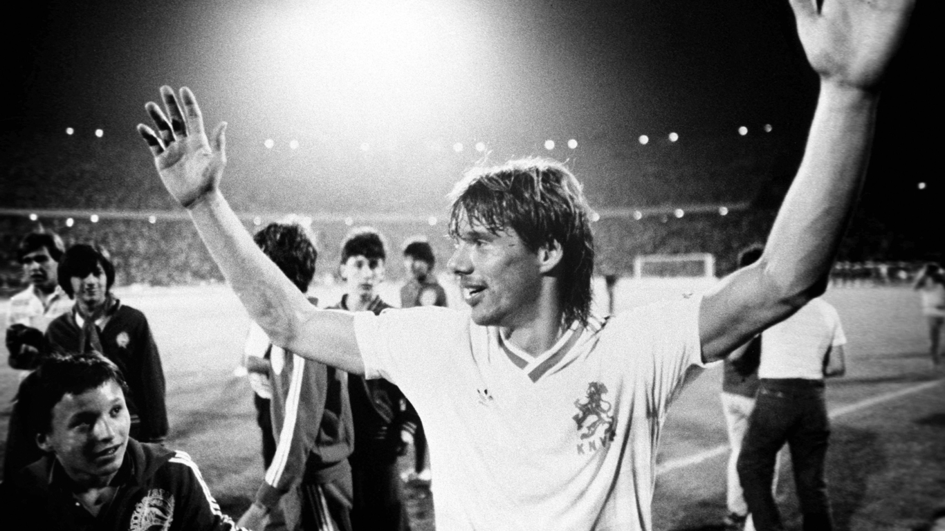 Rob de Wit viert op 14 mei 1985 de overwinning van Nederland op Hongarije.