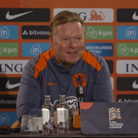Ronald Koeman tijdens de persconferentie van Oranje