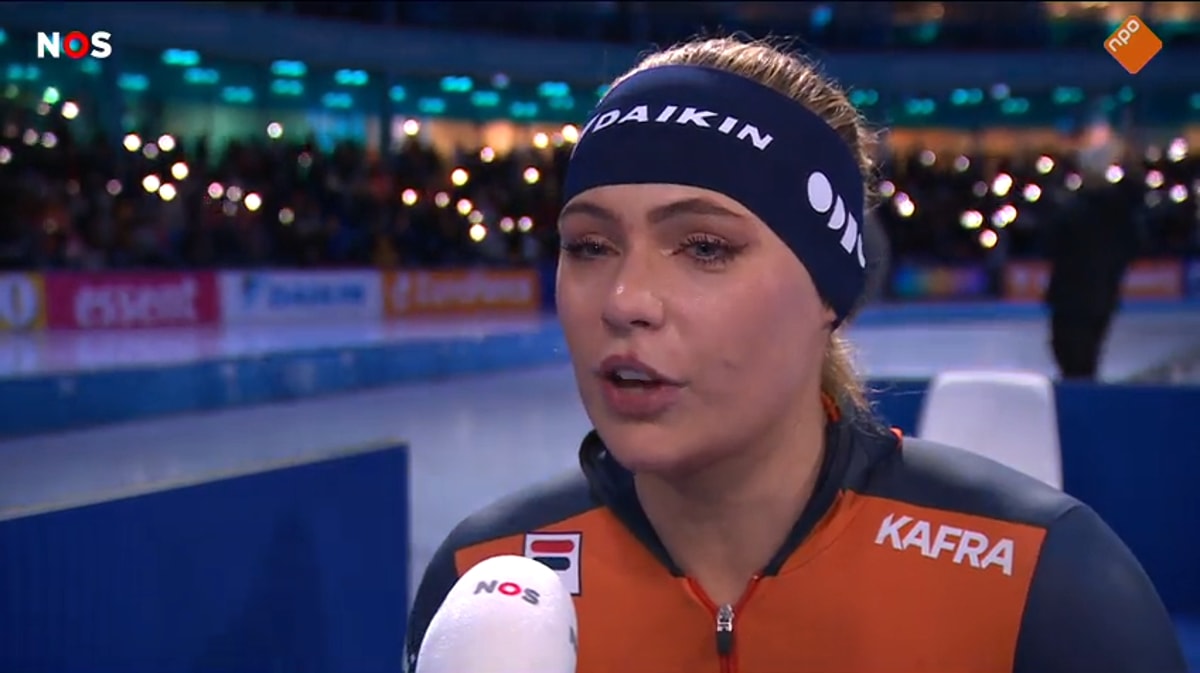 Jutta Leerdam voor de camera van de NOS