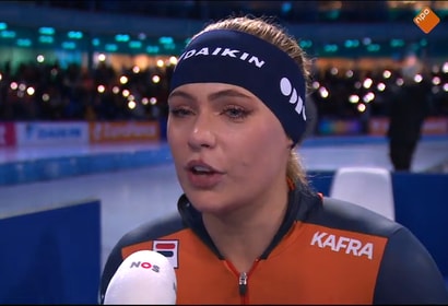 Jutta Leerdam voor de camera van de NOS