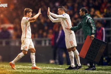 Robin van Persie valt in voor zijn 100e interland voor Oranje