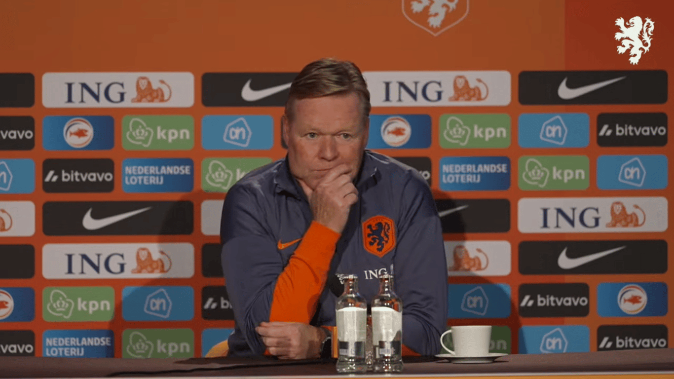 Bondscoach Ronald Koeman tijdens de persconferentie van Oranje