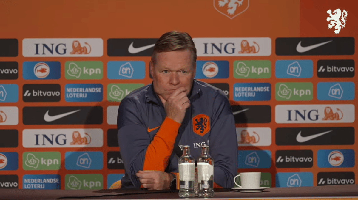 Bondscoach Ronald Koeman tijdens de persconferentie van Oranje
