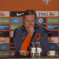 Bondscoach Ronald Koeman tijdens de persconferentie van Oranje