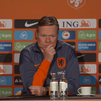 Bondscoach Ronald Koeman tijdens de persconferentie van Oranje