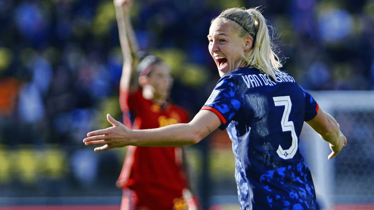 Stefanie van der Gragt maakt rentree op voetbalveld