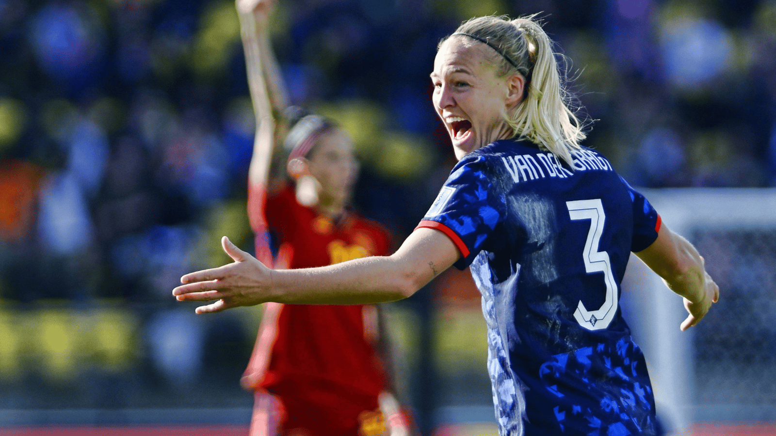 Stefanie van der Gragt maakt rentree op voetbalveld