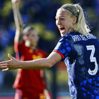 Stefanie van der Gragt maakt rentree op voetbalveld