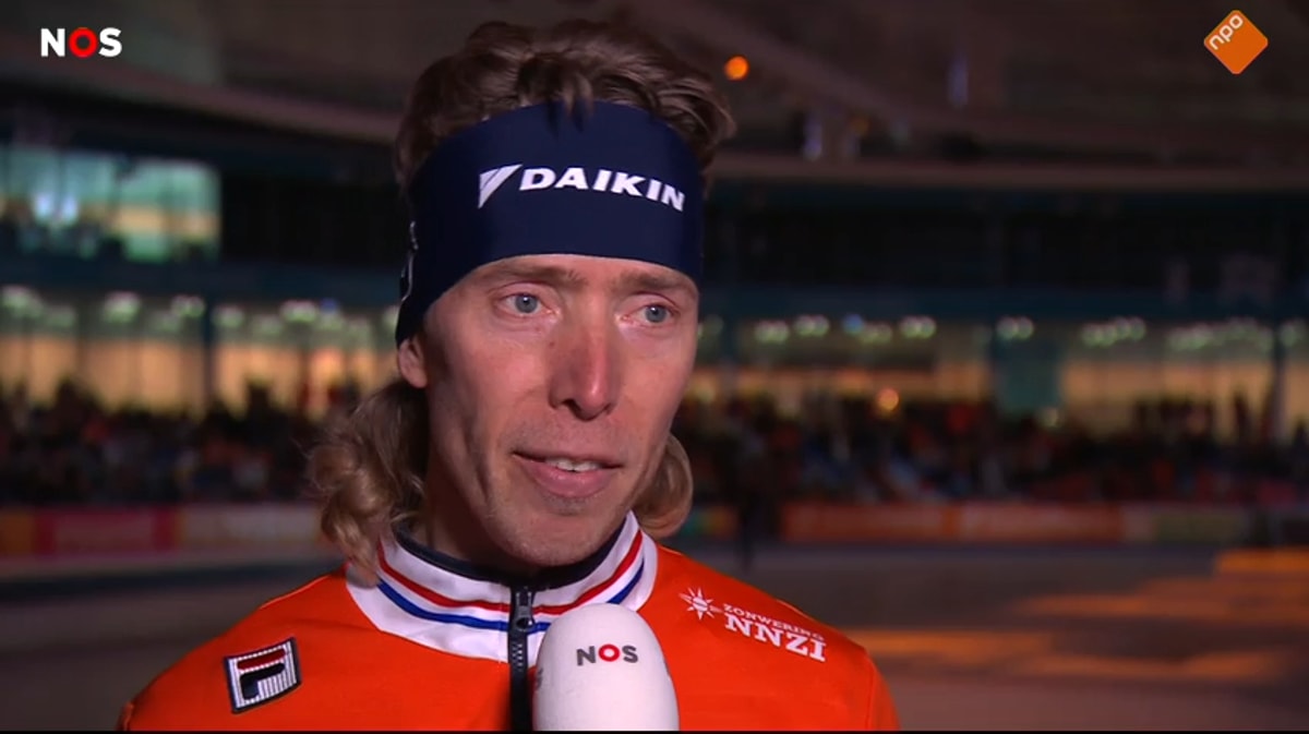 Jorrit Bergsma voor de camera van de NOS