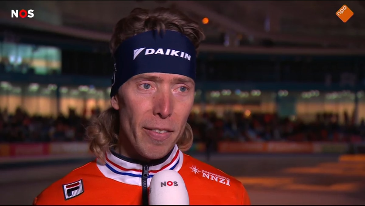 Jorrit Bergsma voor de camera van de NOS