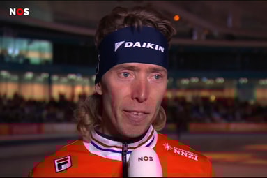 Jorrit Bergsma voor de camera van de NOS