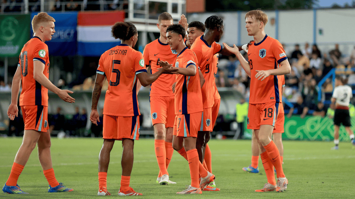 Oranje O19 viert een doelpunt