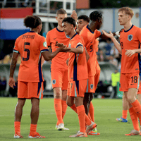 Oranje plaatst zich dankzij 2-0 zege voor de volgende ronde op EK