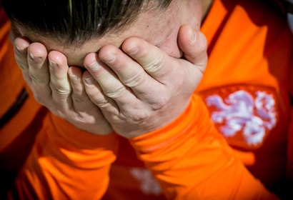De Oranje Leeuwinnen zagen op 27 oktober 2015 hun oefeninterland tegen Polen na 45 minuten gestaakt worden door een stroomstoring.