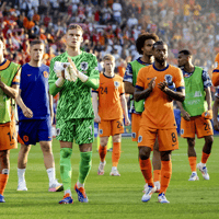 De spelers van Nederland na de 2-3 nederlaag tegen Oostenrijk